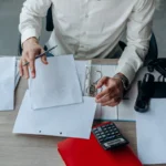 Profesional menyusun dokumen prosedur kerja di meja kantor